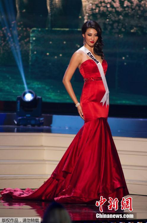 Miss Univers 2015 : les candidates défilent en tenue traditionnelle