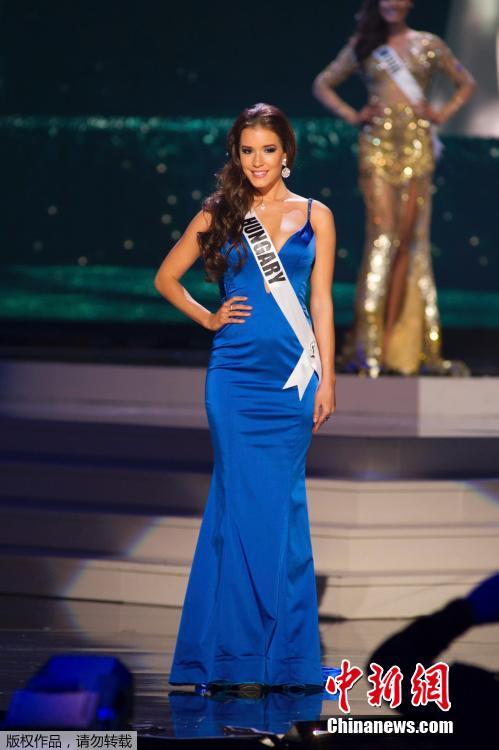 Miss Univers 2015 : les candidates défilent en tenue traditionnelle