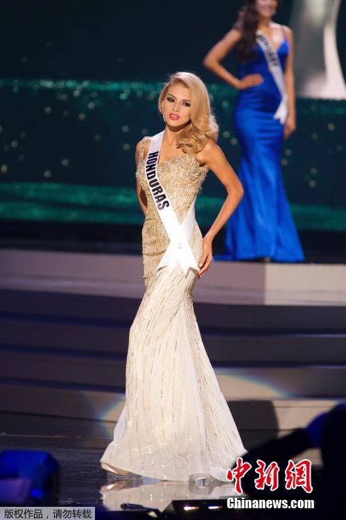 Miss Univers 2015 : les candidates défilent en tenue traditionnelle