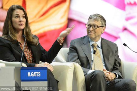 Melinda French Gates (L), Co-présidente de la Fondation Bill et Melinda Gates, à côté de son époux lors d'une table ronde au Forum de Davos, le 23 janvier 2015. [Photo/IC]