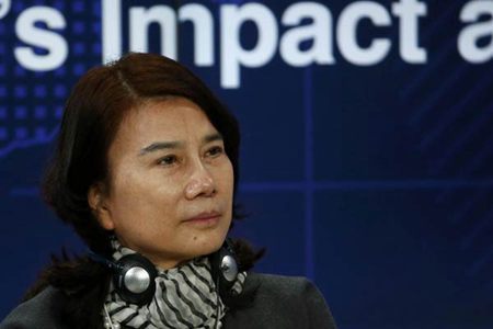 Dong Mingzhu, présidente du groupe Gree Electric Appliances, écoute la discussion sur l'impact de la Chine comme investisseur global, au Forum de Davos, le 21 janvier 2015. [Photo/Agencies]