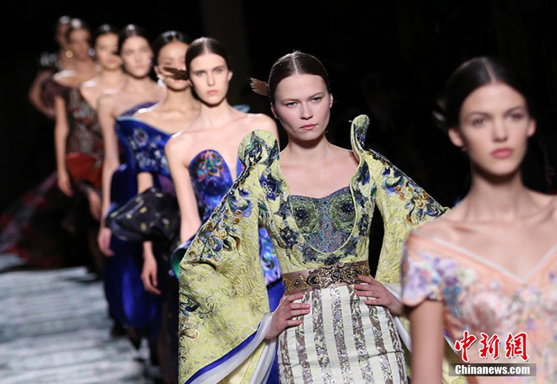 Le 27 janvier (heure locale), à la Fashion Week haute couture femmes de Paris, le créateur chinois Lawrence Xu dévoile sa nouvelle collection « Dunhuang ».