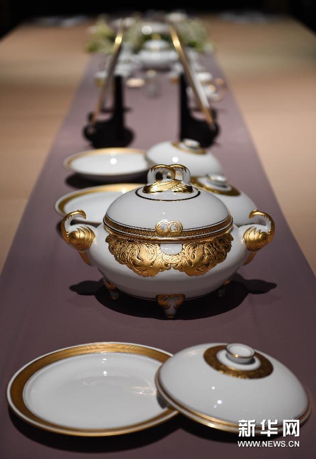 Le Musée d’art du Temple du Ciel accueille actuellement une exposition consacrée aux porcelaines hanguang sur le thème 'du Palais d’été en automne' utilisées par les dirigeants et leur épouse dans le cadre du banquet du sommet de l’APEC qui s’est tenu à Beijing.