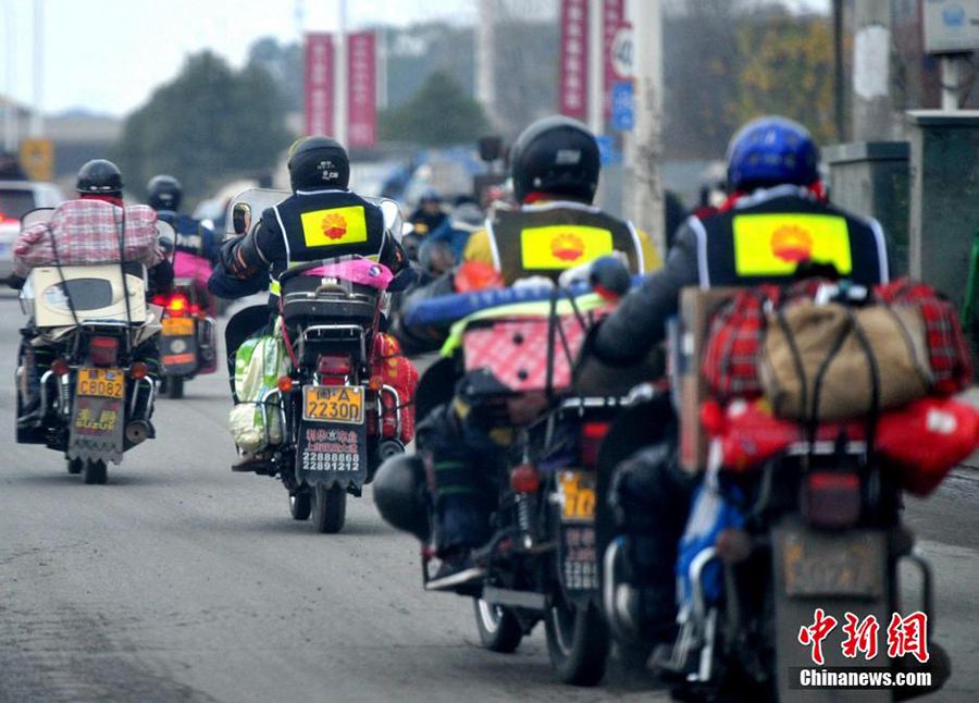 Les travailleurs migrants rentrent chez eux à moto dans le Sud de la Chine