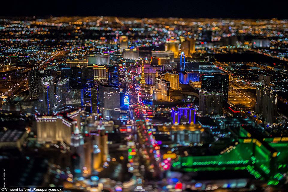 C'est beau, Las Vegas vu de nuit à 10 000 pieds d'altitude…