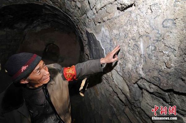 Li Zhancai, garde forestier du village, a assumé la responsabilité de protéger le temple, mais c’était sans compter l'exploitation minière illégale qui a endommagé le temple. 