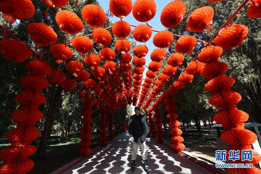 Décorations de lanternes rouges dans le Parc Ditan à Beijing, le 16 février 2015.