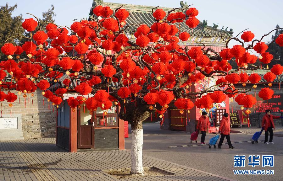 Des lanternes rouges ont été suspendues aux arbres devant le Parc Ditan à Beijing, le 16 février 2015.