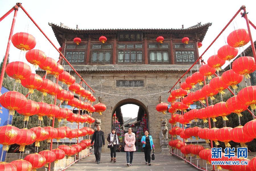 Le site touristique de la résidence du ministre d’Etat décorée de lanternes rouges, à Yangcheng dans le Shanxi, le 15 février 2015.