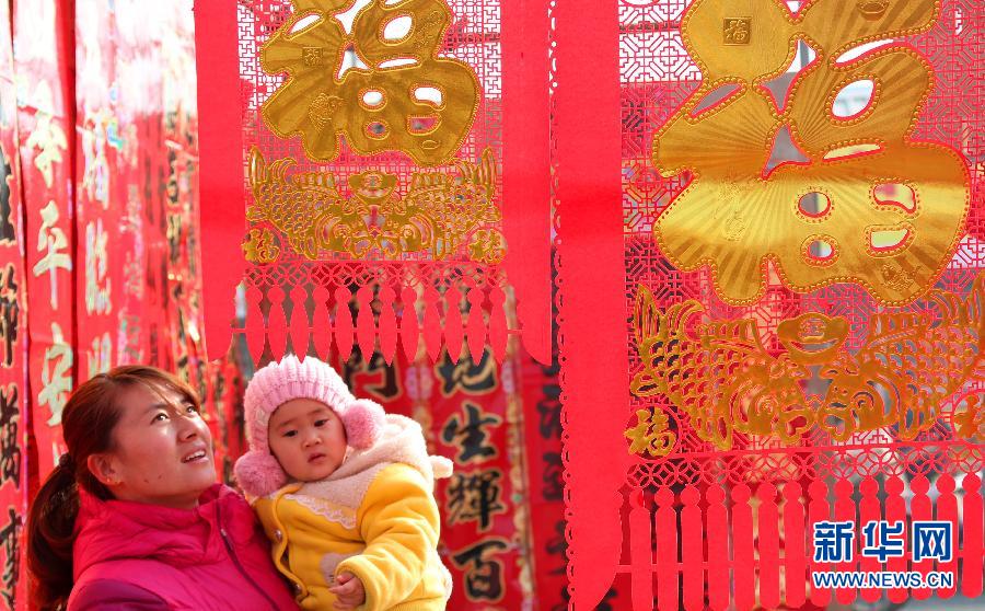 Une maman et sa fille font des achats dans un magasin en banlieue de Beijing, le 15 février 2015.