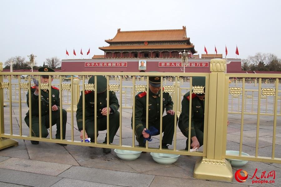 Nettoyage de printemps Place Tian’anmen avant l’ouverture des Deux Sessions