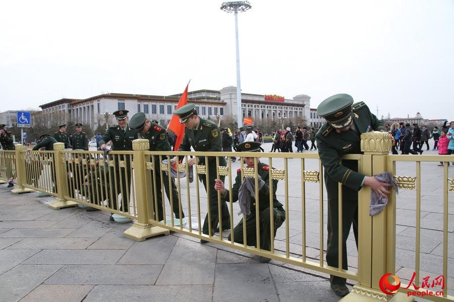 Nettoyage de printemps Place Tian’anmen avant l’ouverture des Deux Sessions