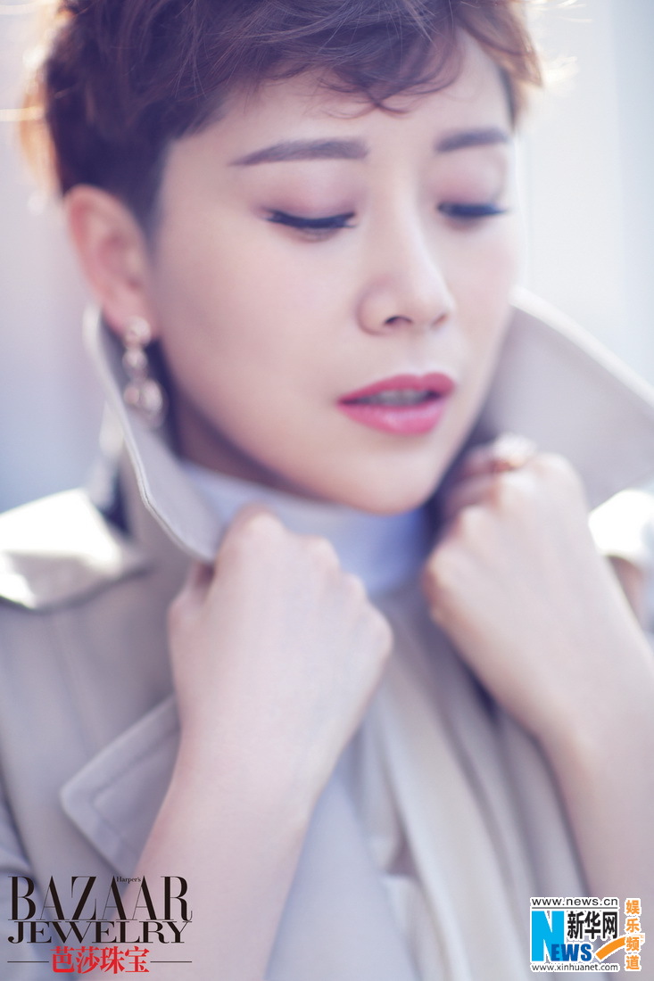 L'actrice chinoise Hai Qing pose pour un magazine