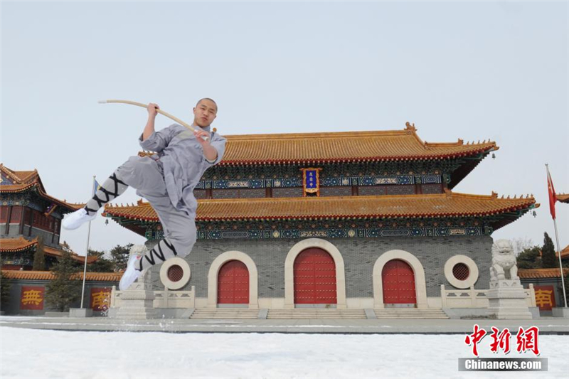 Des moines guerriers Shaolin s'entraînent dans la neige 