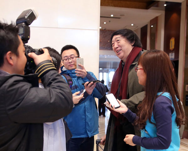 Feng Jicai, écrivain et membre de la CCPPC, entouré par des journalistes.