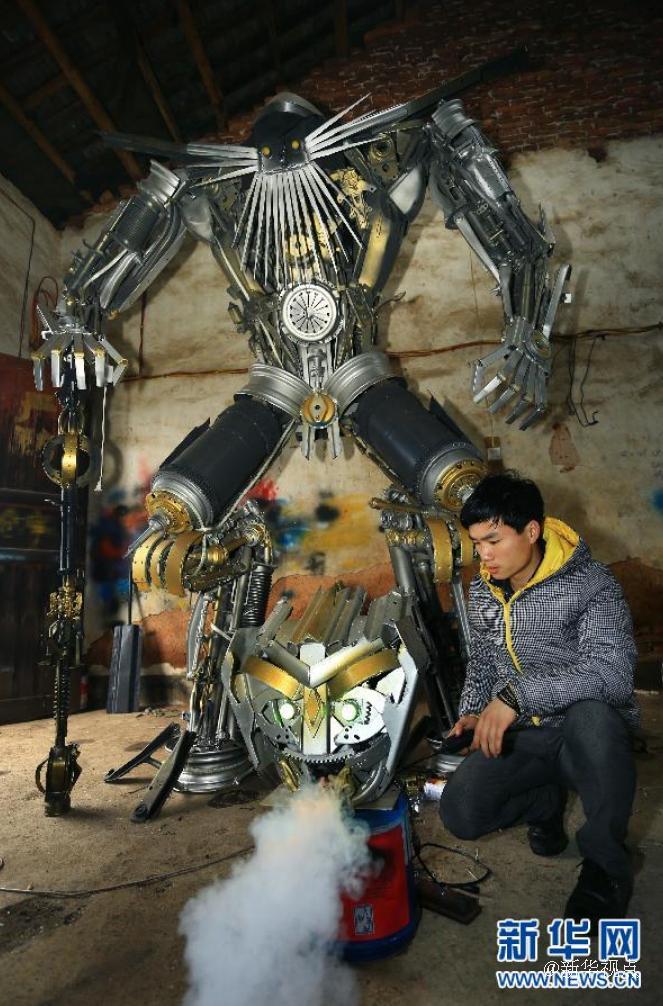 Yu Lingyun utilise de vieilles pièces de voiture pour concevoir ses transformers. [Photo:Xinhua]