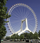 	La grande roue « Tianjin Eye »Construite en 2008, la grande roue « Tianjin Eye » est le nouvel emblème de Tianjin, la seule au monde à cheval sur une rivière. Installée sur un pont, elle assure une double fonction, touristique et de transport.