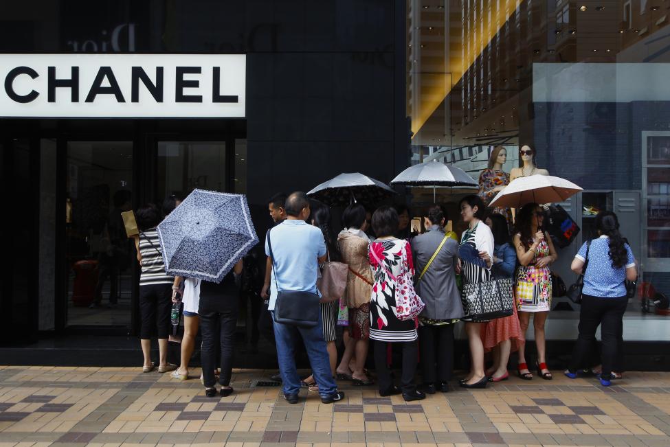 Des touristes de la partie continentale de Chine font la queue devant le magasin Chanel de Hong Kong. Leur consommation a largement aidé à stimuler l'économie locale.
