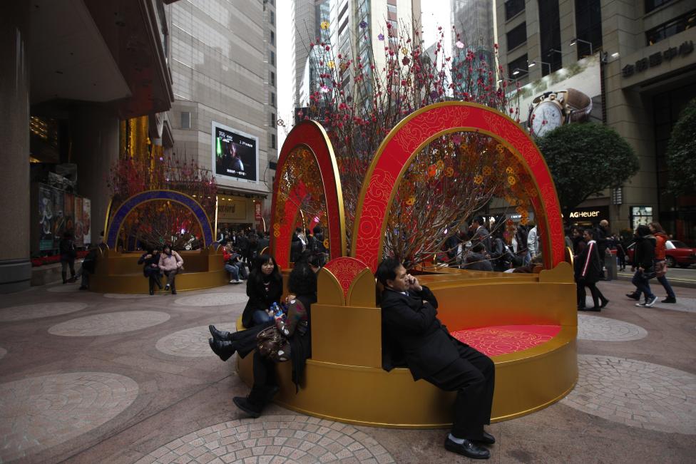 Des touristes se reposent dans le centre commercial Times Square Hong Kong.