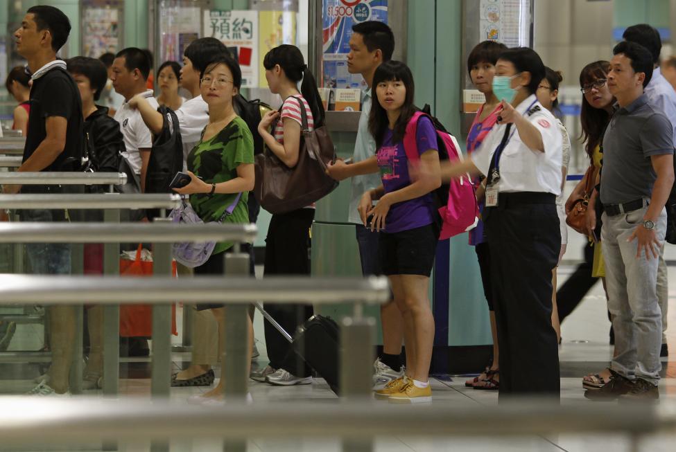 Des touristes font la queue devant la douane pour entrer à Hong Kong, à Shenzhen, dans la province chinoise du Guangdong.