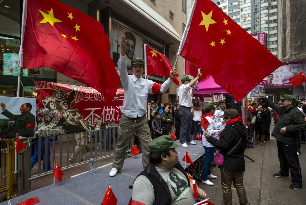 Des manifestants tiennent des drapeaux nationaux chinois pour protester contre les touristes de la partie continentale de Chine.