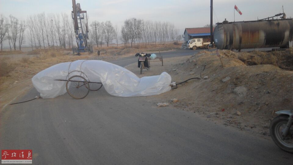 Des villageois du Shandong collectent du gaz dans des sacs en plastique géants
