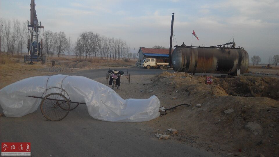 Des villageois du Shandong collectent du gaz dans des sacs en plastique géants
