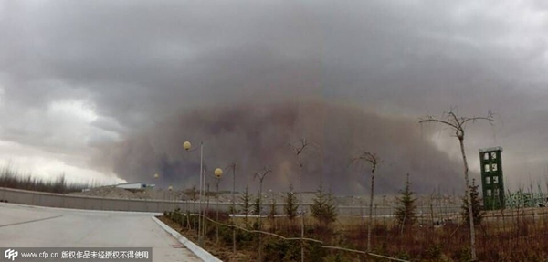 Mardi 31 mars, vers 18h30, une forte tempête de sable a sévi à Golmud dans la province chinoise du Qinghai, donnant la véritable impression de se retrouver dans une scène du film «Interstellaire». [Photo/CFP]