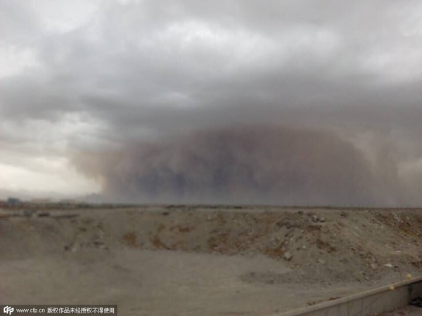 Une tempête de sable a enveloppé mardi soir la ville de Golmud, dans la province chinoise du Qinghai (nord-ouest du pays). [Photo/CFP]