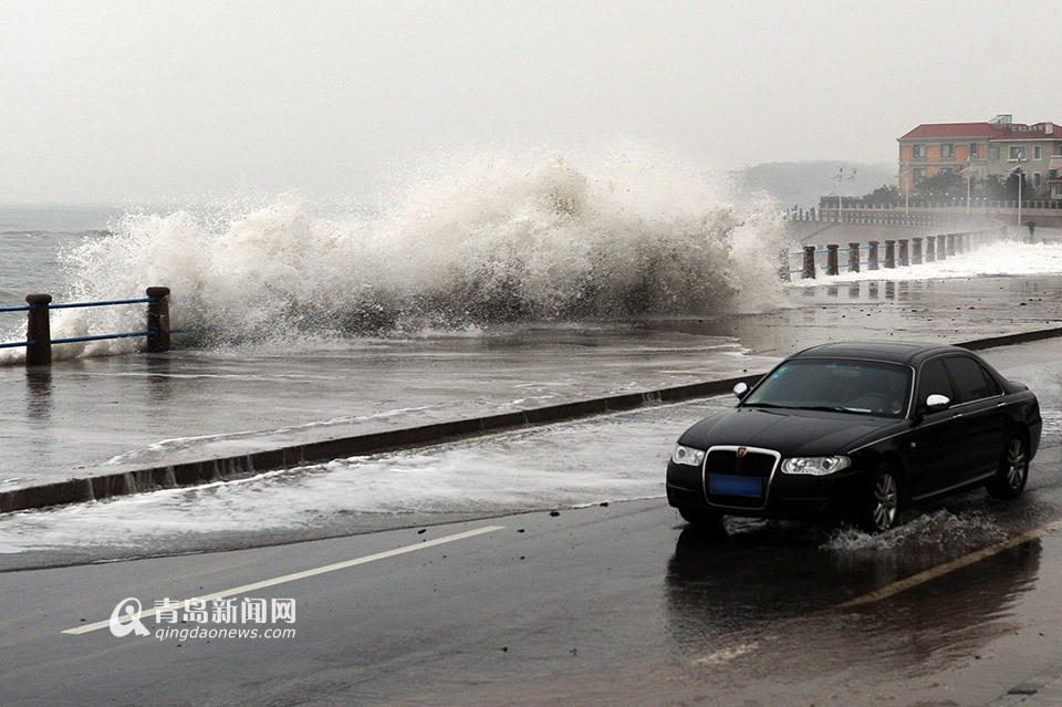 De grandes vagues renversent des voitures à Qingdao