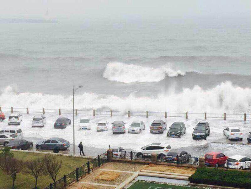 De grandes vagues renversent des voitures à Qingdao