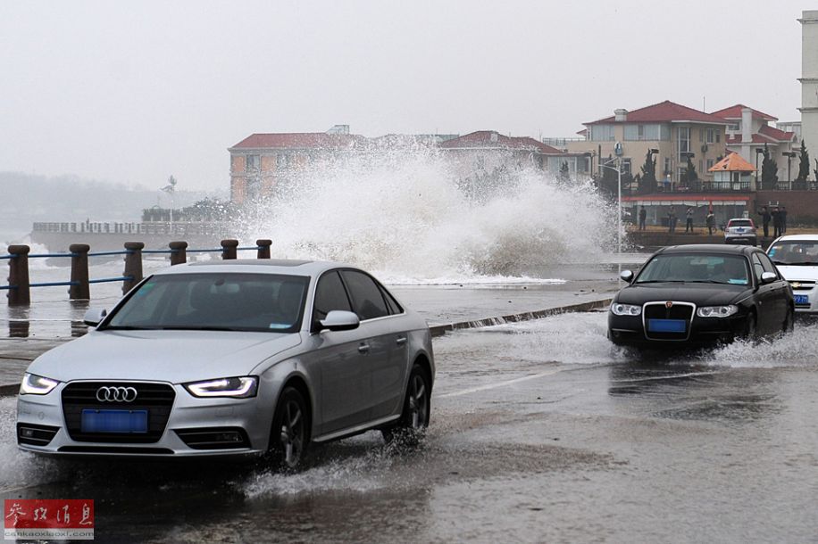 De grandes vagues renversent des voitures à Qingdao