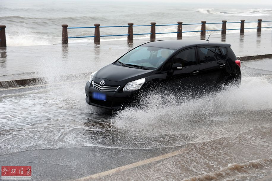 De grandes vagues renversent des voitures à Qingdao