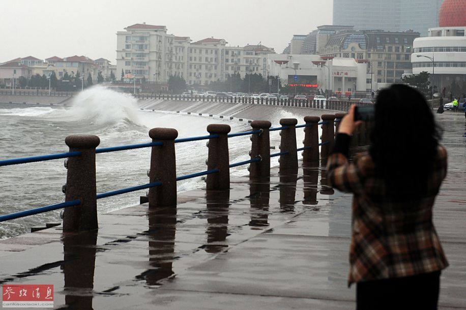 De grandes vagues renversent des voitures à Qingdao