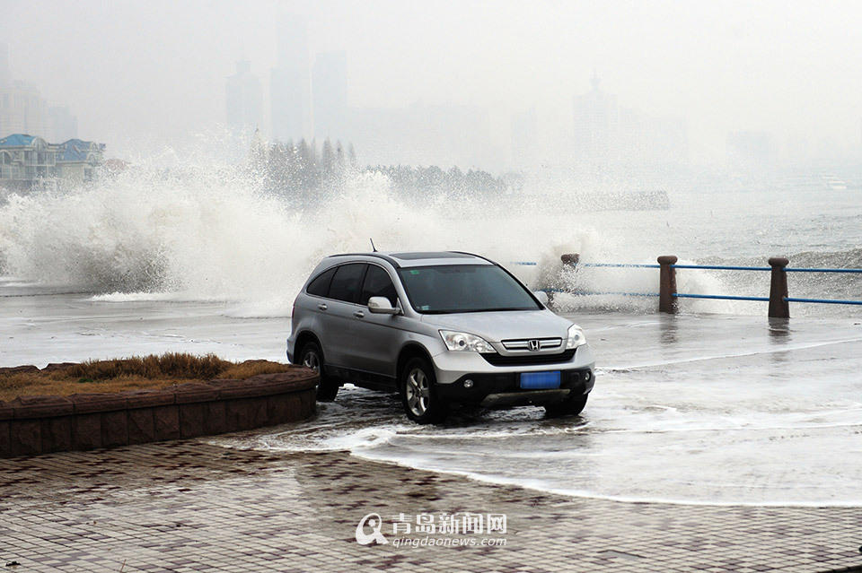 De grandes vagues renversent des voitures à Qingdao