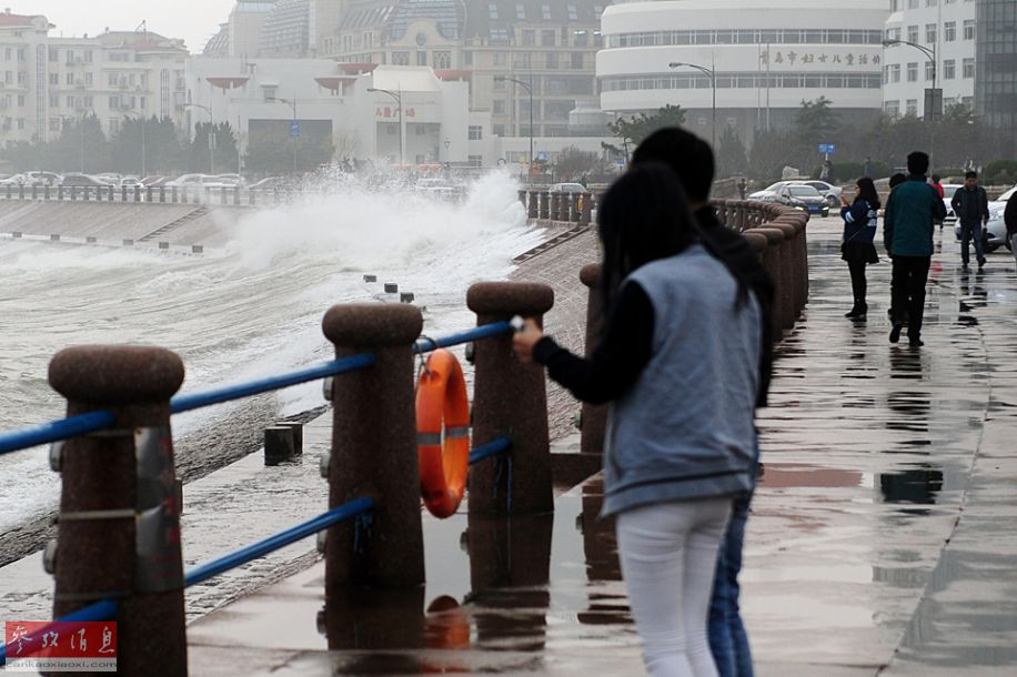De grandes vagues renversent des voitures à Qingdao