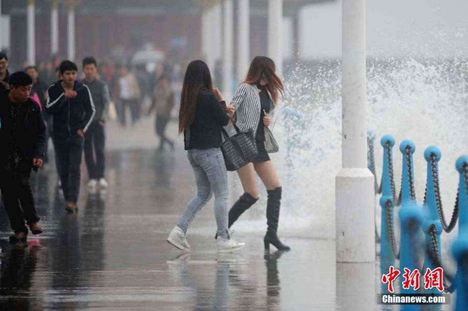 De grandes vagues renversent des voitures à Qingdao