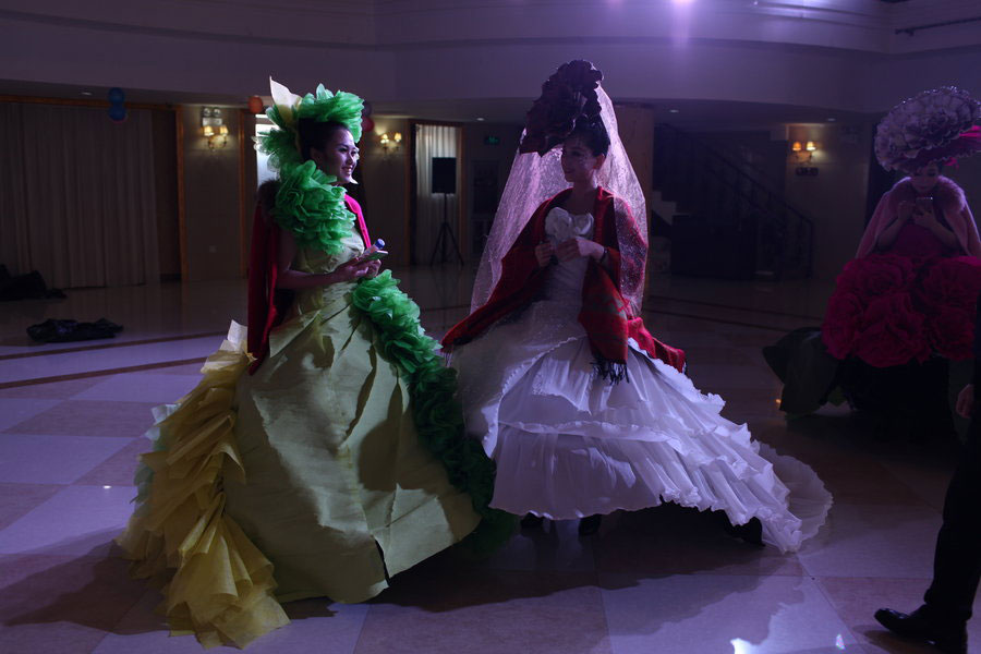 Des mannequins portent des vêtements faits de papier peint et papier de riz lors d'un défilé de mode à Changchun, la province du Jilin, le mardi 8 avril. Il faut pas moins de quatre heures à Yang Sisi, une habitante locale, pour réaliser un tel costume.[Photo/CFP]