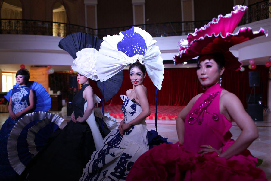 Des mannequins portent des vêtements faits de papier peint et papier de riz lors d'un défilé de mode à Changchun, la province du Jilin, le mardi 8 avril. Il faut pas moins de quatre heures à Yang Sisi, une habitante locale, pour réaliser un tel costume.[Photo/CFP]