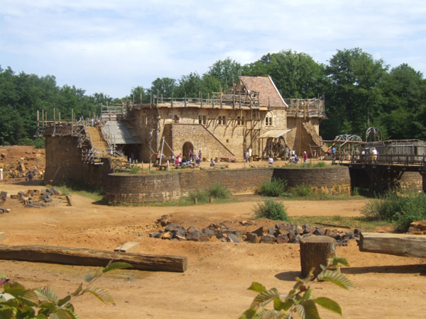 Un Français reconstruit un château médiéval avec les techniques d'époque