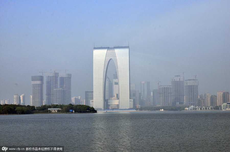 Image de la la Porte de l'Orient », également surnommée «le caleçon long » par les résidents locaux, le nouveau bâtiment phare de la ville de Suzhou (province chinoise du Jiangsu), qui sera achevé cet automne après 11 ans de travaux, le samedi 11 avril.[Photo/IC]