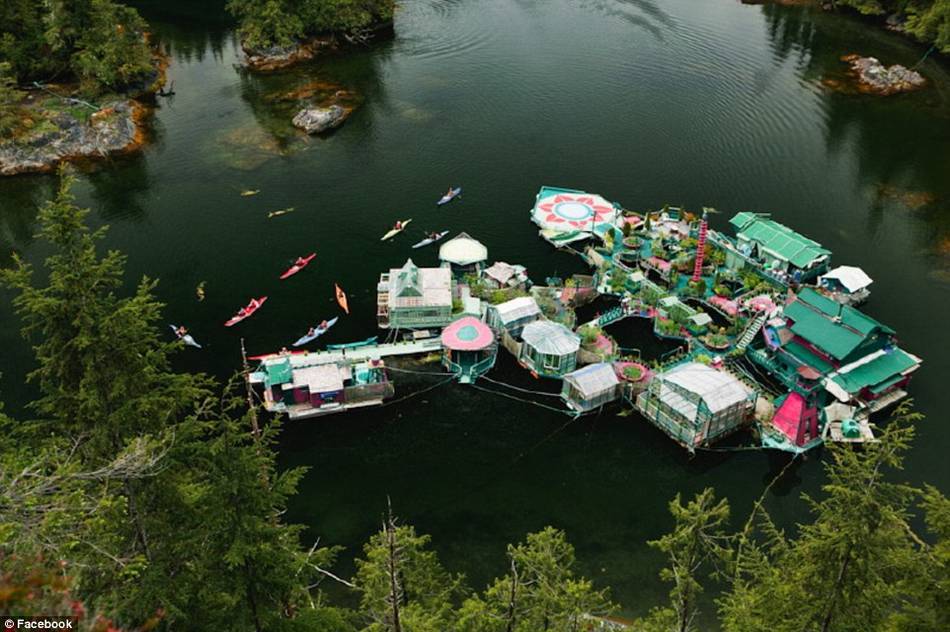 Le bonheur d'un couple canadien les pieds dans l'eau 