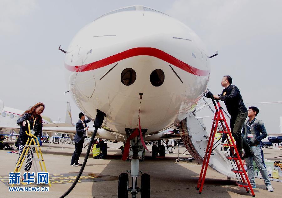 De nombreux aéronefs sont arrivés lundi sur le tarmac, où plus de 170 exposants sont attendus pour prendre part à cet important événement du secteur de l'aviation d'affaires, qui se déroule du 14 au 16 avril 2015. [Photo/Xinhua] 
