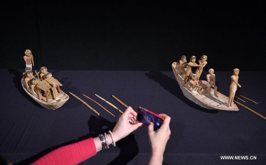 D'objets anciens égyptiens sont vus dans une cérémonie dans la National Geographic Society à Washington D.C., aux États-Unis, le 22 avril 2015. L'Immigration and Customs Enforcement (ICE) des Etats-unis rendent mercredi de nombreux d'objets au gouvernement de l'Egypte lors d'une enquête à New York. (Xinhua/Yin Bogu)   