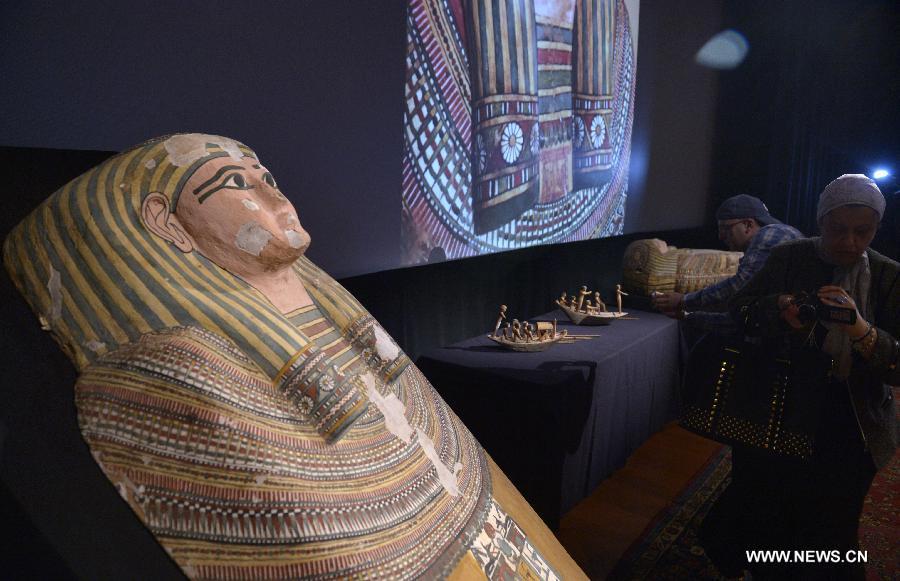 Des journalistes prennent des photos d'objets anciens égyptiens dans la National Geographic Society à Washington D.C., aux États-Unis, le 22 avril 2015. L'Immigration and Customs Enforcement (ICE) des Etats-unis rendent mercredi de nombreux d'objets au gouvernement de l'Egypte lors d'une enquête à New York. (Xinhua/Yin Bogu) 