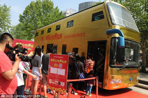 Le bus en or sur Quancheng Road, dans la ville de Jinan, capitale de la Province du Shandong, le 25 avril. [Photo / CFP]