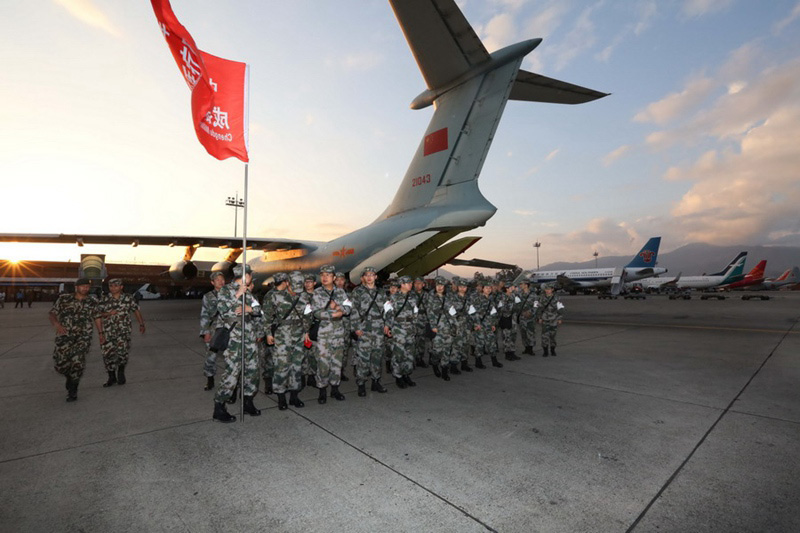 L'Armée chinoise envoie de l'aide au Népal