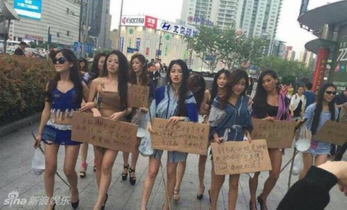 Privées de Salon auto de Shanghai, elles manifestent