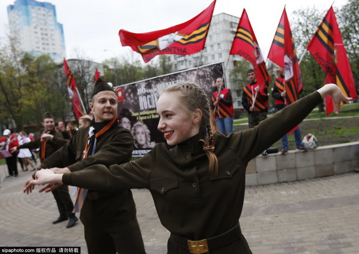 Flashmob dansant et chantant sur la Seconde Guerre mondiale à Moscou
