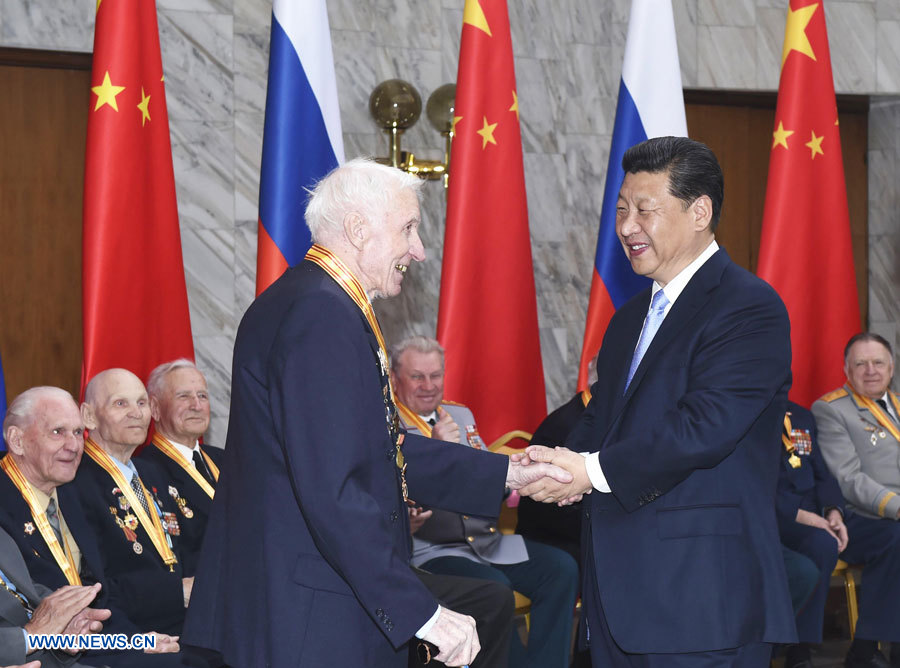 Le président chinois honore des anciens combattants russes de la Seconde Guerre mondiale et leur offre des médailles 